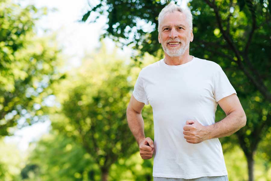 uomo over sano e sportivo va a correre al parco. fare sport fa prevenire l'osteoporosi