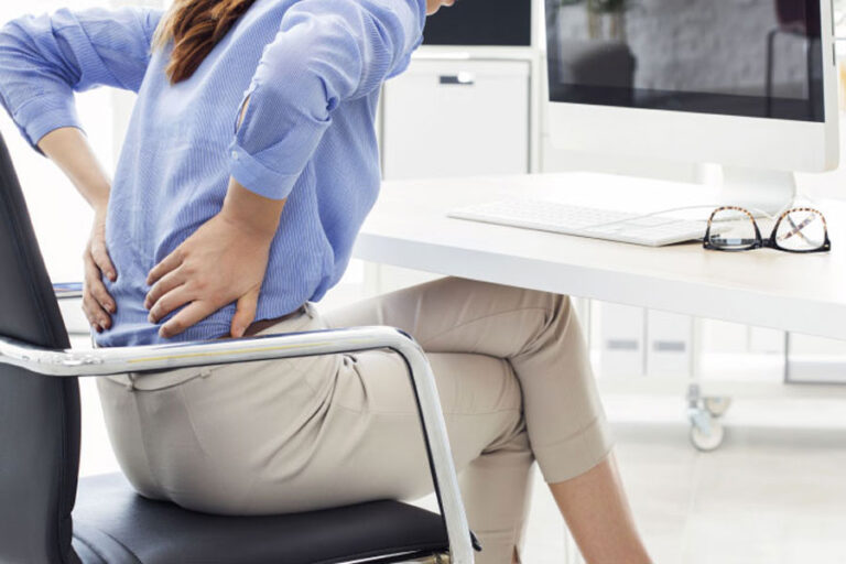 sedentarietà_schiena_seduti_sedia