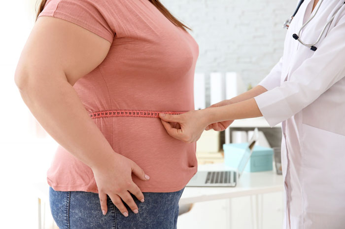 dottoressa misura le corconferenze di una donna obesa