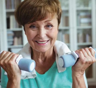 donna sorridente si allena perché vuole invecchiare bene
