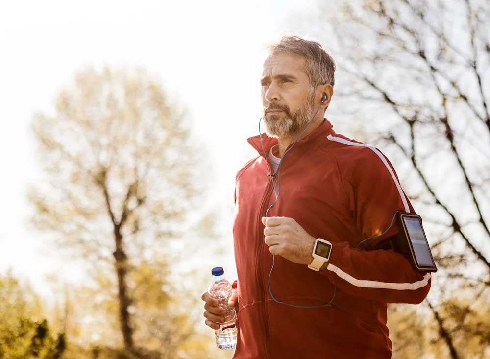 uomo adulto corre al parco esercizio contro l'invecchiamento