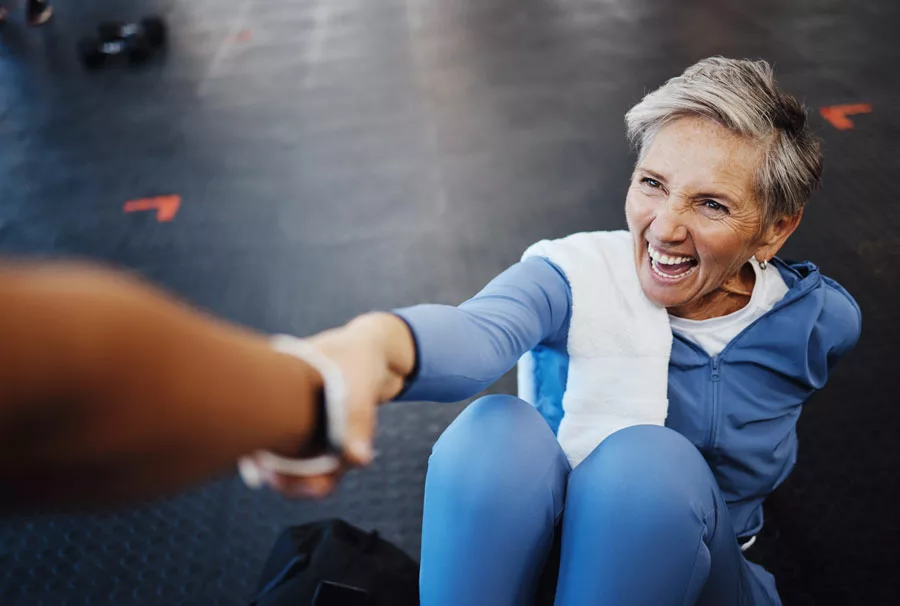 donna felice adulto si allena perché vuole prevenire l'invecchiamento