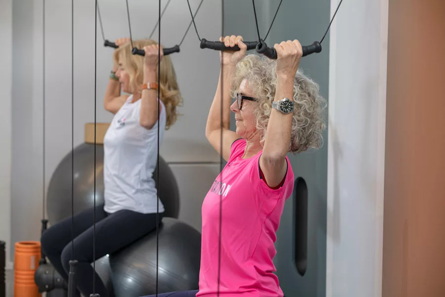 donne si allenano e fanno esercizi di forza contro l'invecchiamento 