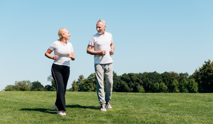 coppia va a correre all'aperto per prevenire l'invecchiamento