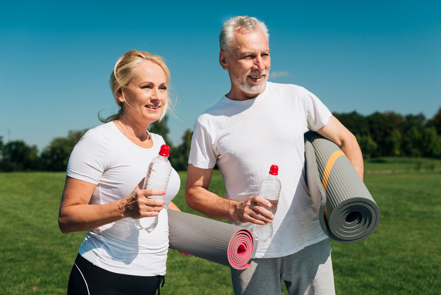uomo e donna si allenano per posticipare l'invecchiamento 