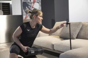 donna si allena in virtuale in video chiamata con il personal trainer