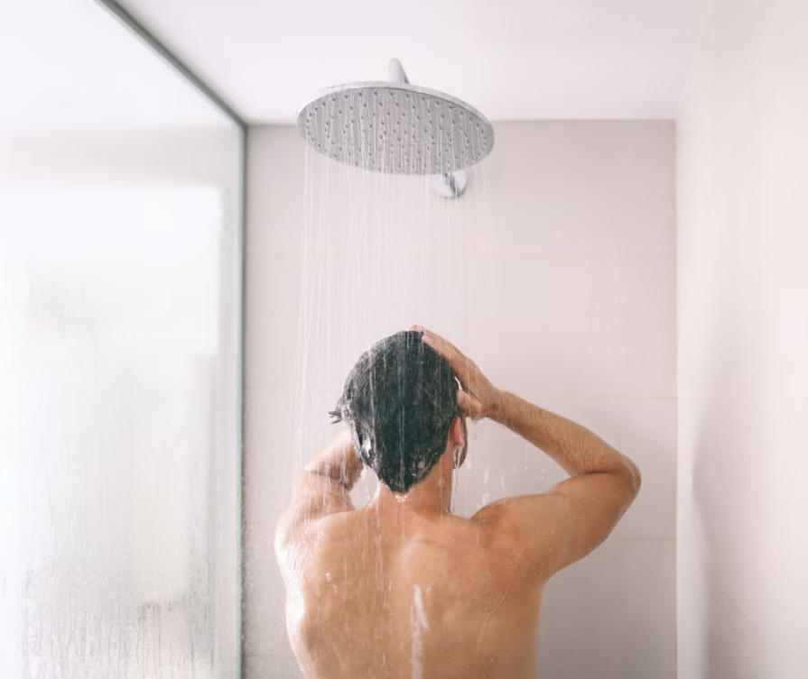 uomo fa la doccia fredda dopo allenamento