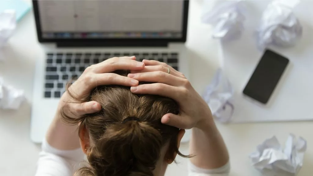 donna al computr con le mani tra i capelli avrebbe bisogno di un digital detox