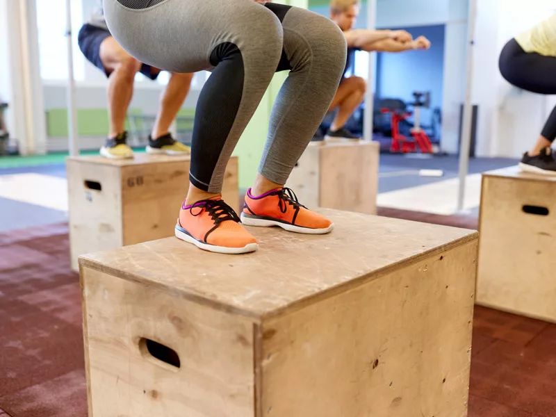 esercizio presciistica jump box