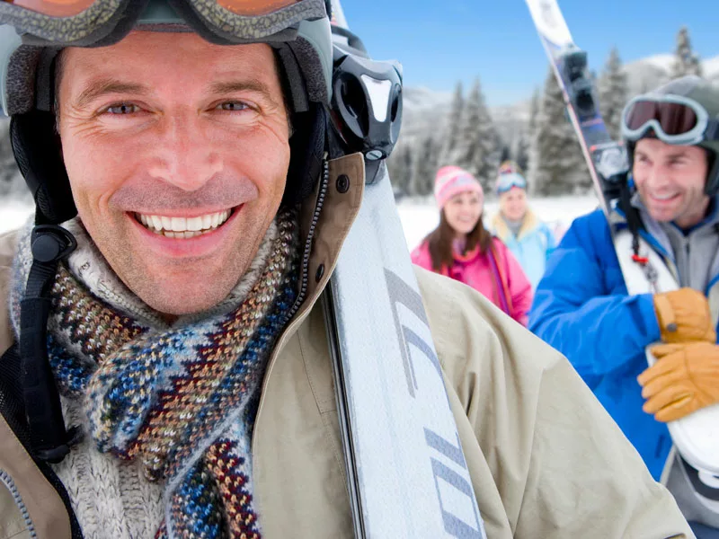 uomo che va a sciare in montagna con gli amici 