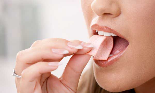 mangiare molte gomme da masticare provoca gonfiore addominale 