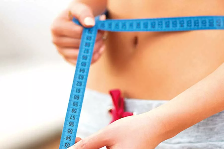 donna si misura la circonferenza del giro vita perché vuole perdere peso in modo sano