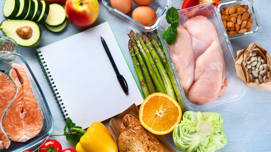 piano alimentare. notebook e alimenti pesati. dieta bilanciata 