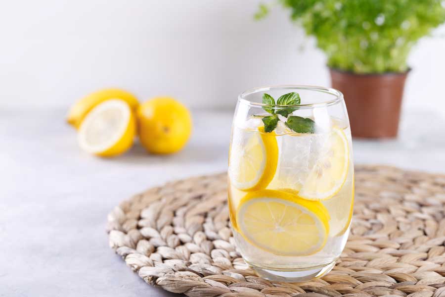 bicchiere di acqua e limone 