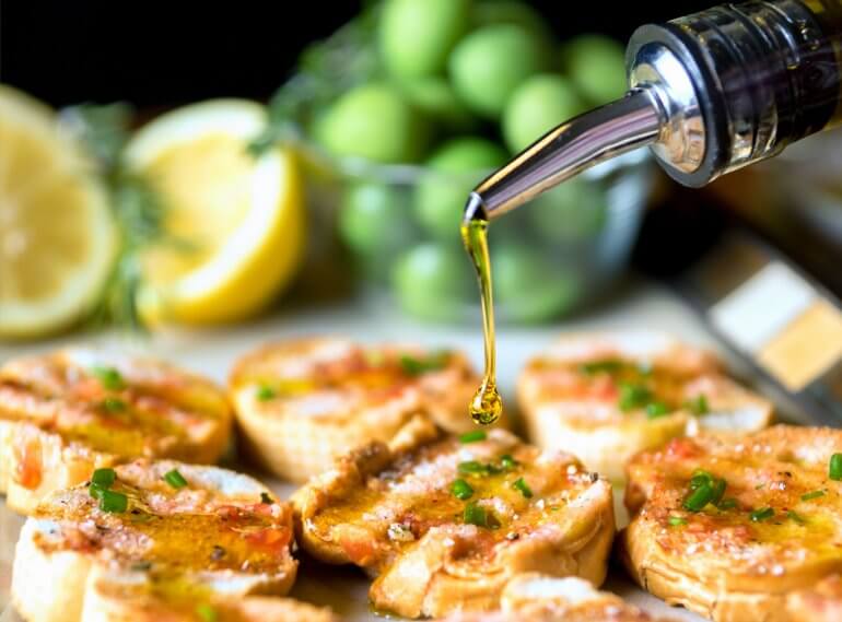condire i piatti con l'olio d'oliva
