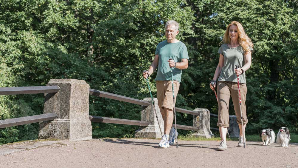 uomo e donna vanno a camminare per perdere peso 