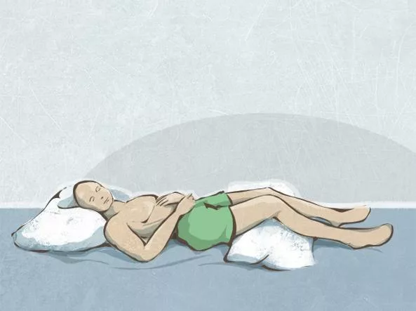 Dormire sdraiati a pancia in sù con un cuscino sotto le ginocchia