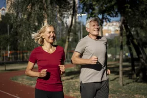 uomo e donna sorridenti fanno esercizio fisico per ringiovanire e tenersi in forma