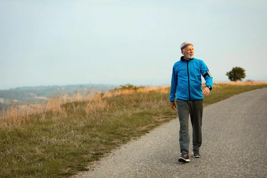 uomo anziano in salute cammina per essere longevo e ringiovanire