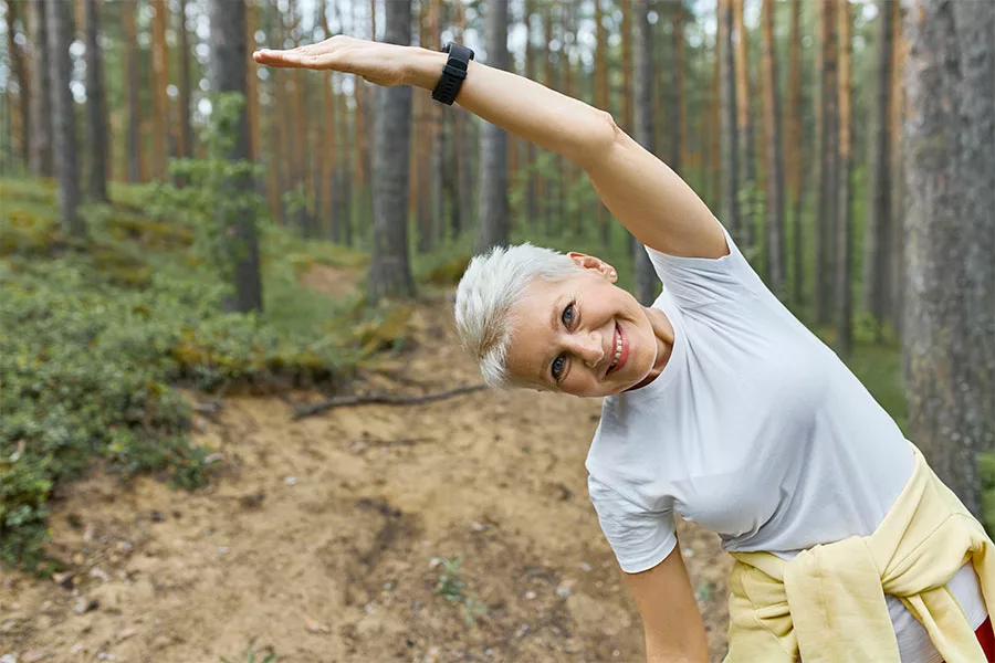 donna in menopausa allena la sua flessibilità