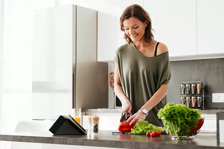 donna in menopausa cucina e sta attenta a cosa mangia perché vuole dimagrire
