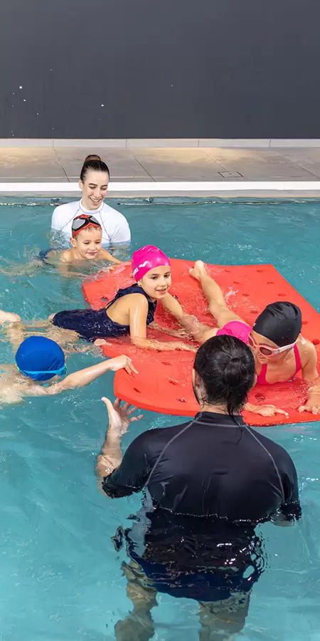 Corso di Acquaticità - bambini giocano in piscina a Padova seguiti da istruttori esperti