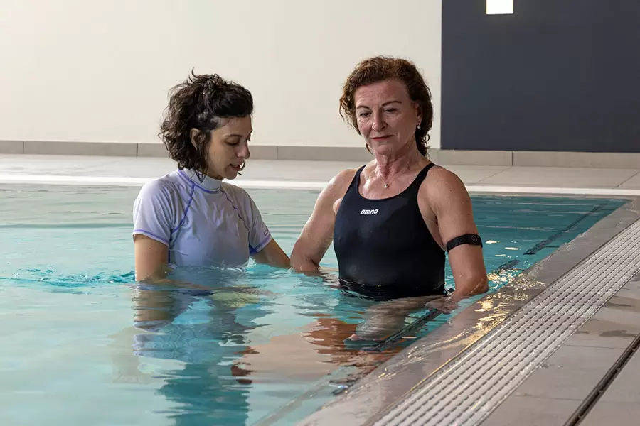 Percorso Longevità - donna fa personal training in acqua per restare giovane