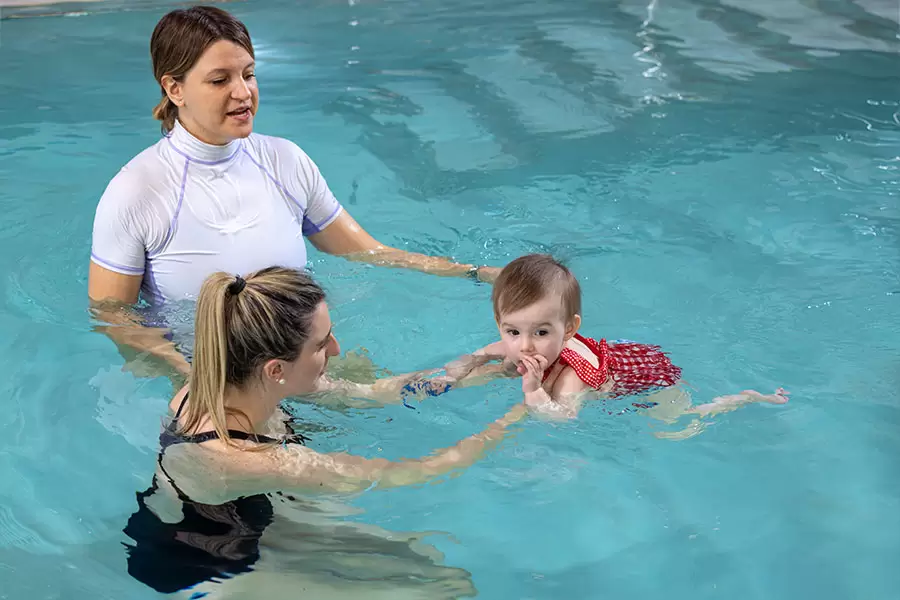 Neonata impara a nuotare in piscina a Padova con la mamma ed istruttrice 