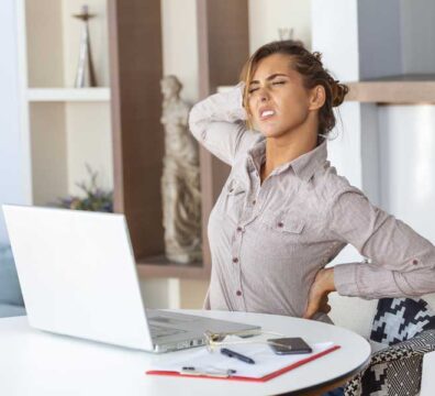 donna con espressione dolorante perché ha mal di schiena