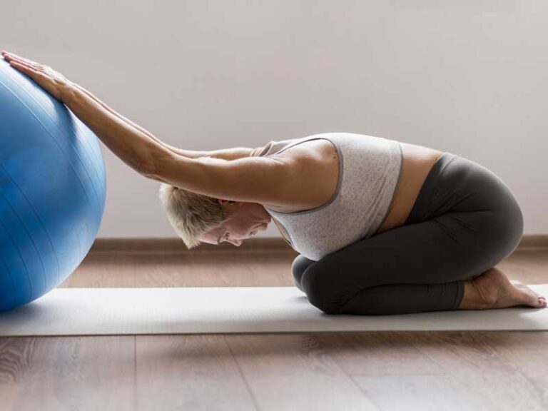 donna con fitball fa degli esercizi di ginnastica posturale efficaci per lei