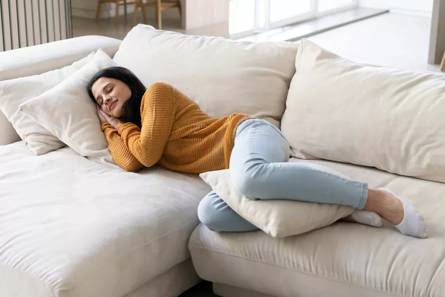 donna dorme felice sul divano