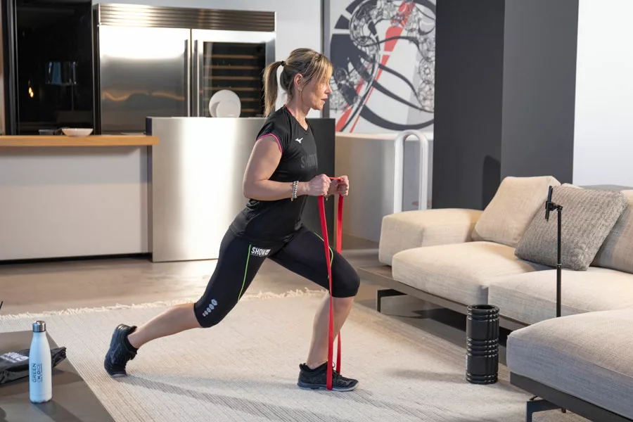 donna si allena online con un personal trainer