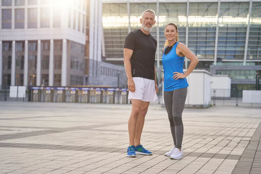 uomo e donna in salute fanno esercizio fisico tutto l'anno per restare in forma