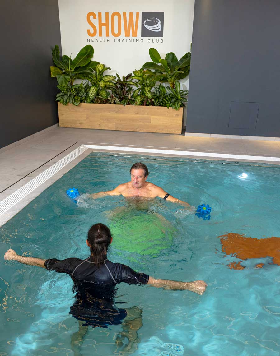 uomo si allena in piscina con personal trainer a Padova