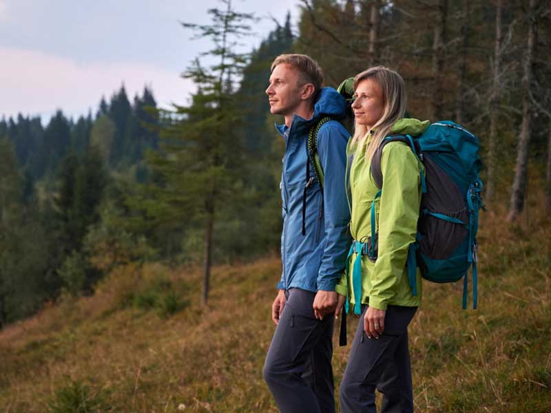 uomo e donna fanno un passeggiata in montagna 