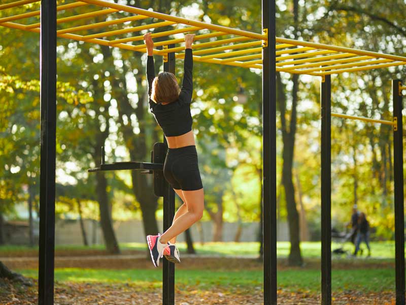 donna si allena al parco 