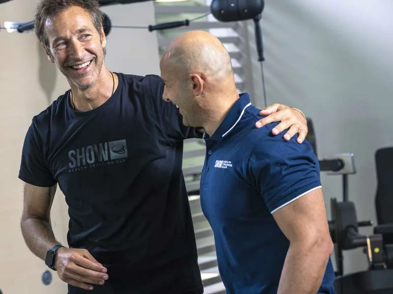 uomo abbraccia il suo personal trainer felice 