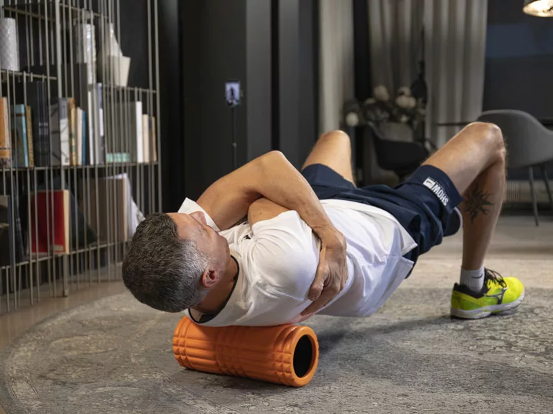 uomo si allena a casa e fa personal training online