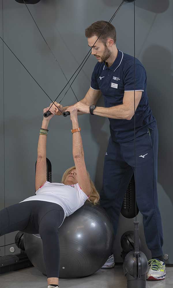 donna fa rieducazione funzionale in palestra con personal trainer