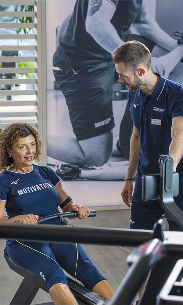 uomo in palestra con personal trainer fa rieducazione propriocettiva
