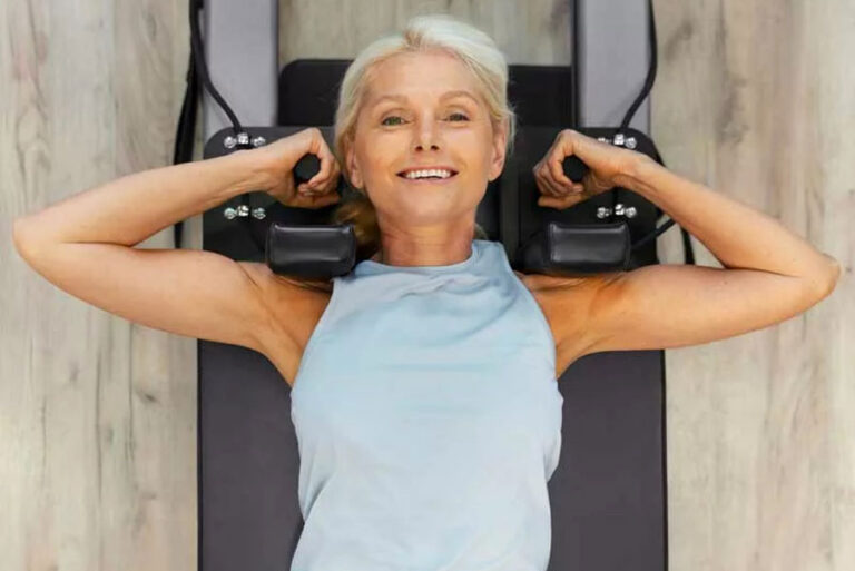 donna felice si allena in palestra per tonificare il proprio corpo senza ingrossare