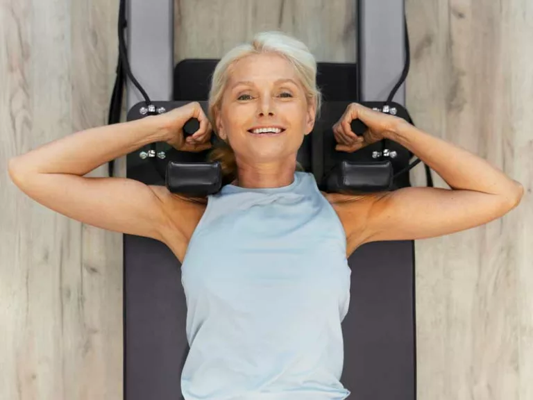 donna felice si allena in palestra per tonificare il proprio corpo senza ingrossare