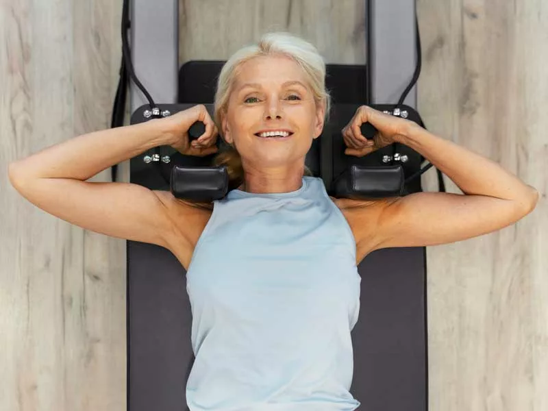 donna felice si allena in palestra per tonificare il proprio corpo senza ingrossare