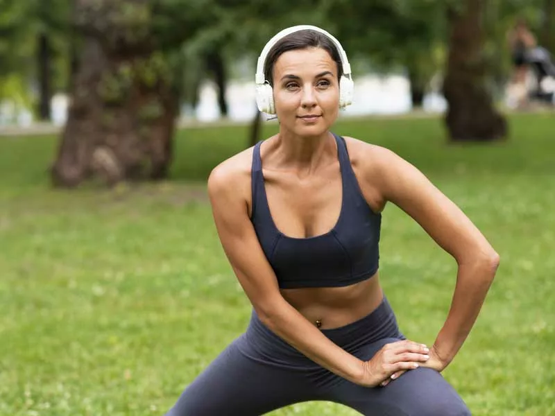 donna si allena al parco per tonificare il suo corpo senza ingrossarlo