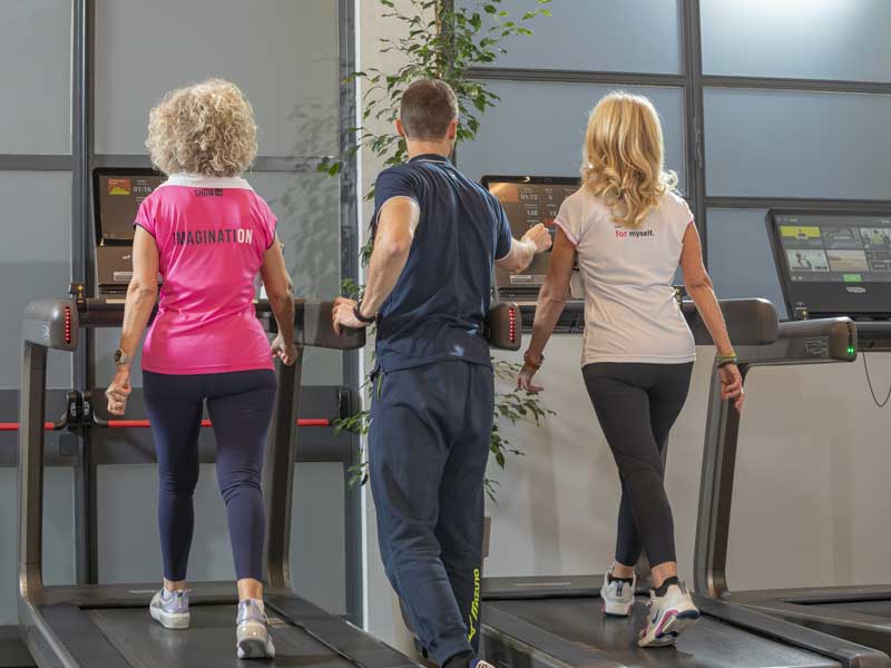 donne si allenano n palestra con personal trainer e fanno esercizi cardio per tonificare il loro corpo
