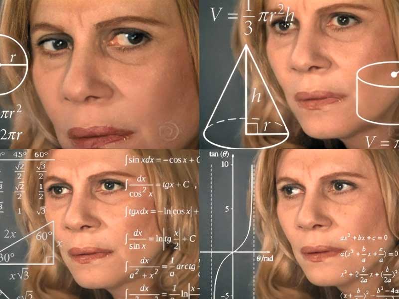 donna che studia le formule matematiche