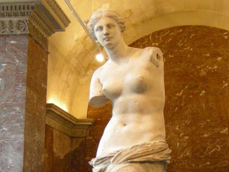 statua con un fisico tonico 