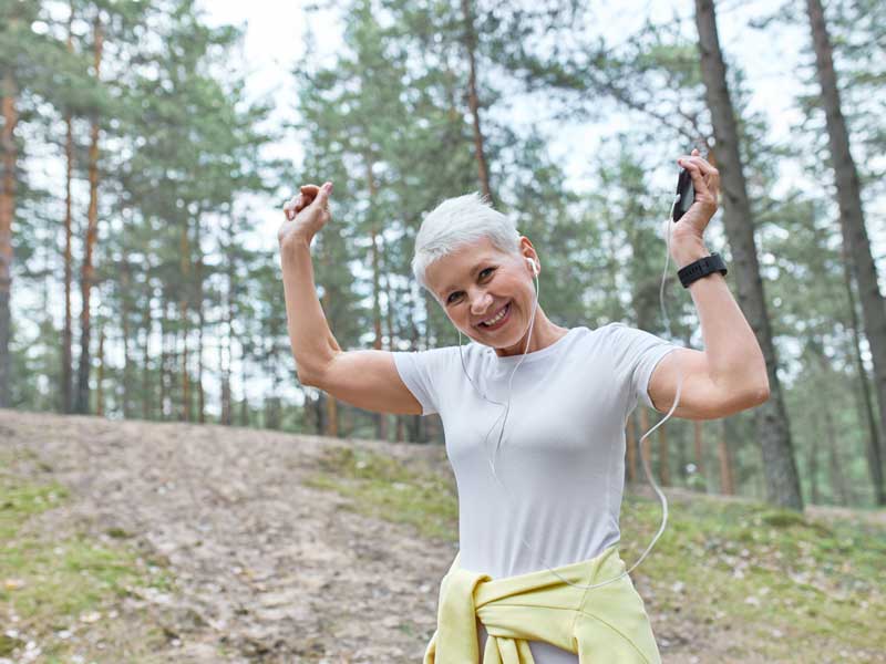 donna attiva va a camminare in montagna 