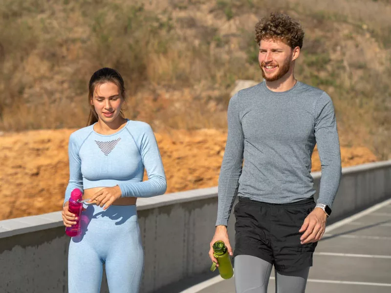 uomini e donne si allenano e vanno a correre 