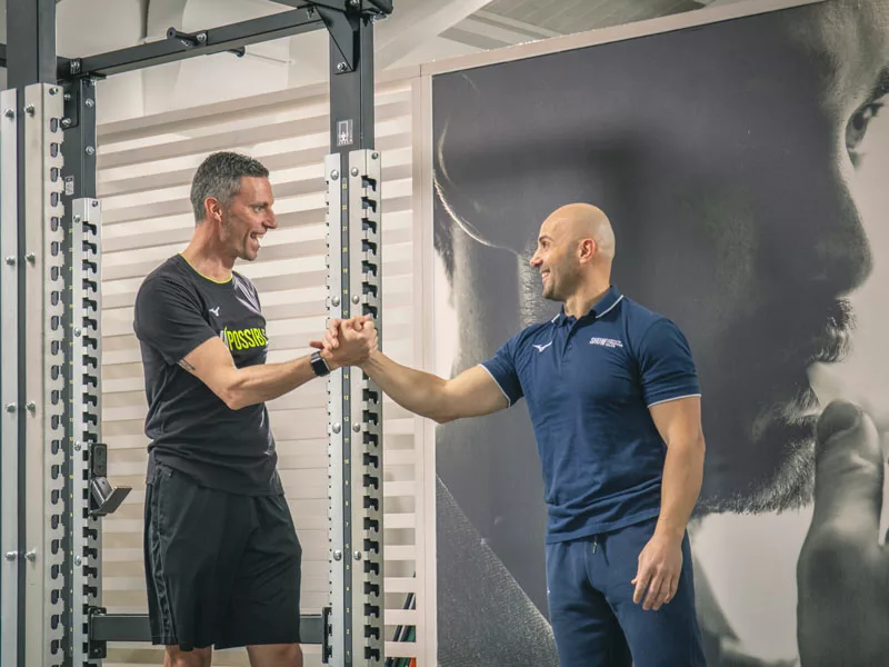 uomo si allena seguito da un personal trainer